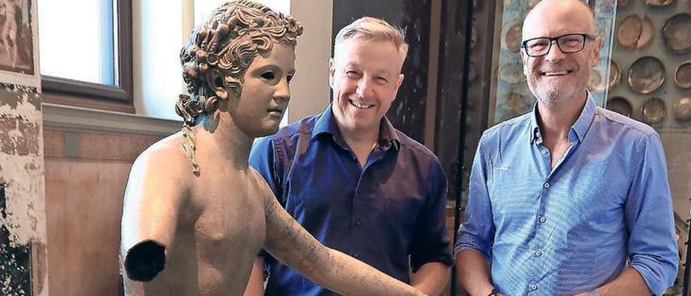 Matthias Wemhoff (links) ist Direktor des Museums für Vor- und Frühgeschichte der Staatlichen Museen zu Berlin und Berliner Landesarchäologe. Uwe Koch ist Leiter der Geschäftsstelle des Deutschen Nationalkomitees für Denkmalschutz (DNK). Gemeinsam koordinieren sie das EU-Kulturerbejahr in Deutschland – und leisten hier der römischen Bronzestatue des „Xantener Knaben“ im Neuen Museum in Mitte Gesellschaft.