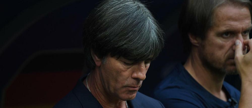 Tief im Tunnel. Trainer Joachim Löw (links) und Assistenztrainer Thomas Schneider erleben die Niederlage gegen Mexiko.