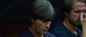 Tief im Tunnel. Trainer Joachim Löw (links) und Assistenztrainer Thomas Schneider erleben die Niederlage gegen Mexiko.