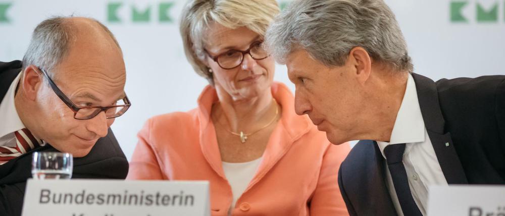 Hamburgs Bildungssenator Ties Rabe (SPD), Bundesbildungsministerin Anja Karliczek (CDU) und Helmut Holter (Linke), Thüringer Bildungsminister und KMK-Präsident, im Gespräch.