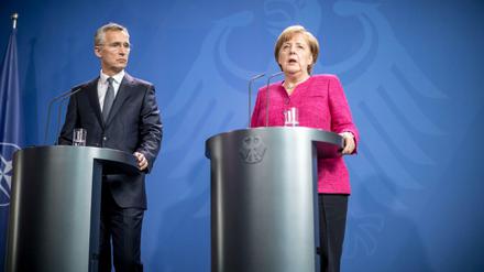 Bundeskanzlerin Angela Merkel (CDU) spricht neben NATO-Generalsekretär Jens Stoltenberg im Kanzleramt. 