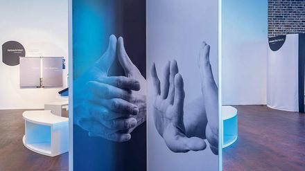 Die Kunst des Kompromisses. Blick in die Ausstellung „Der Konsens“ – rechts die simulierte Hörkammer der Hanse. 
