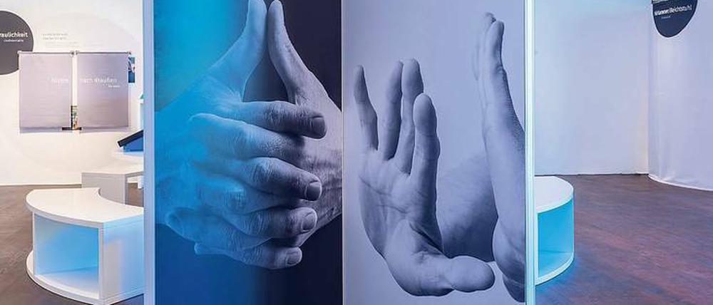 Die Kunst des Kompromisses. Blick in die Ausstellung „Der Konsens“ – rechts die simulierte Hörkammer der Hanse.