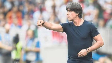 Bundestrainer Joachim Löw gibt Anweisungen am Spielfeldrand. 