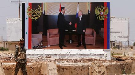 Öffentlich zelebrierte Verbindung: Ein Poster in den Straßen von Rastan zeigt die Präsidenten Assad und Putin beim Händeschütteln.