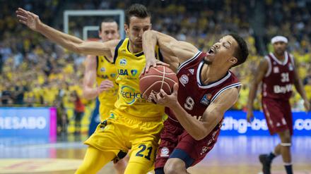 Hart am Mann. Das Duell zwischen Alba Berlin und Bayern München - hier Spencer Butterfield (l.) und Jared Cunningham entscheidet sich am Samstag in München. 