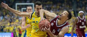 Hart am Mann. Das Duell zwischen Alba Berlin und Bayern München - hier Spencer Butterfield (l.) und Jared Cunningham entscheidet sich am Samstag in München.