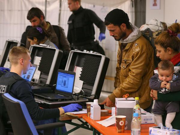 Wer in Deutschland Asyl beantragen möchte, muss seine Personalien und Fingerabdrücke in die europäische Datenbank "Eurodac" einspeisen.