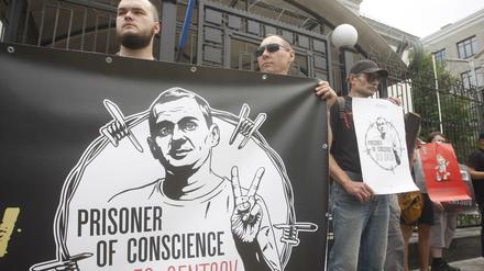 Ukrainische Aktivisten haben sich vor der russischen Botschaft in Kiew versammelt und halten Banner in den Händen, um den ukrainischen Regisseur Oleg Senzow und andere politische Gefangene in Russland zu unterstützen. 
