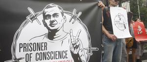 Ukrainische Aktivisten haben sich vor der russischen Botschaft in Kiew versammelt und halten Banner in den Händen, um den ukrainischen Regisseur Oleg Senzow und andere politische Gefangene in Russland zu unterstützen. 