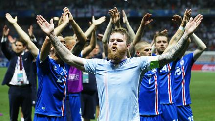 Große Sache. Islands Aron Gunnarsson (vorn) und seine Mannschaftskameraden jubeln nach dem 2:1-Sieg im Achtelfinale EM 2016 gegen England