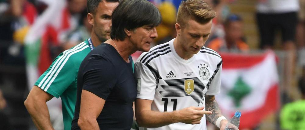 Trainer Joachim Löw spricht mit Marco Reus.