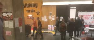 Security-Kräfte transportieren im Auftrag der Unileitung Hinterlassenschaften der Audimax-Besetzer ab.