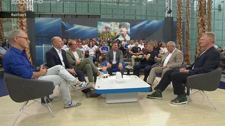 Beim WM-Doppelpass von Sport 1 diskutierten Reinhold Beckmann, Olaf Schröder, Florian König, Moderator Thomas Helmer, Oliver Pocher, Harald Stenger und Stefan Effenberg. 