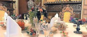 Im Branitzer Schloss in Cottbus decken Besucher selbst eine festliche Tafel. Tipps gibt eine Etikette-Expertin. 