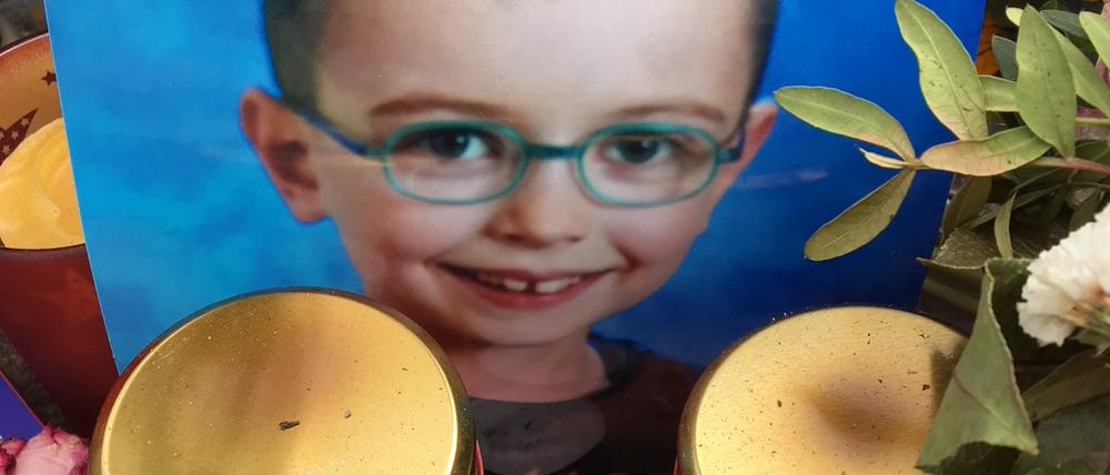 Der Junge war auf dem Schulweg von einem Lkw überfahren worden.