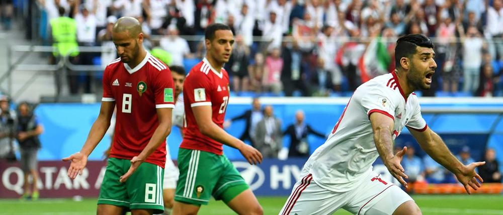 Freud und Leid: Aziz Bouhaddouz nach seinem Eigentor am Boden, Mehdi Taremi dreht jubelnd ab.