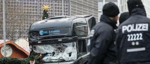 Polizisten stehen vor dem zerstörten Lkw am Weihnachtsmarkt am Breitscheidplatz in Berlin.
