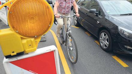 Der Radweg an einer Baustelle in der Greifswalder Straße ist lebensgefährlich. Hier entsteht eine Fußgängerampel.