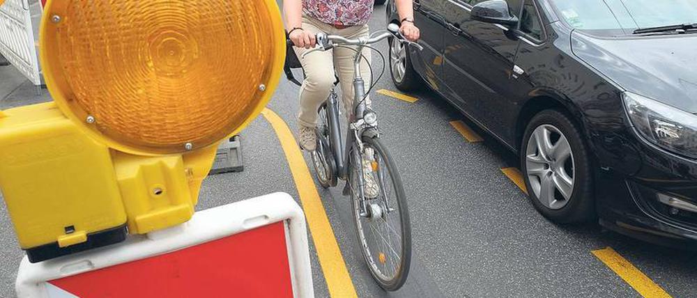 Der Radweg an einer Baustelle in der Greifswalder Straße ist lebensgefährlich. Hier entsteht eine Fußgängerampel.