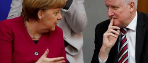 Machtkampf: Kanzlerin Angela Merkel und Innenminister Horst Seehofer.