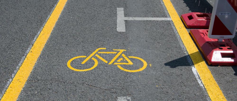 Ein provisorischer Radweg ist auf dem Mittelstreifen der Karl-Marx-Allee.