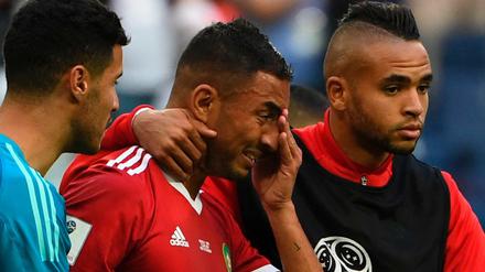 Marokkos Aziz Bouhaddouz wird nach dem Spiel von seinen Mitspielern getröstet.