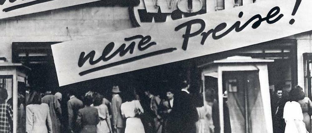 Werbung für "neue Währung ... neue Preise" an einem westdeutschen Geschäft zur Zeit der Währungsreform von 1948.