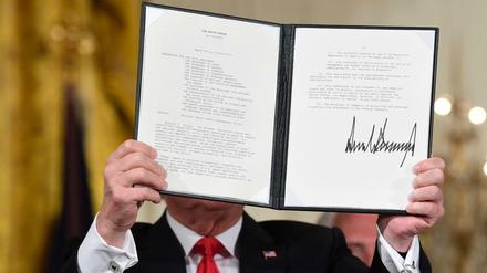US-Präsident Donald Trump zeigt eine Direktive zur Weltraumpolitik.