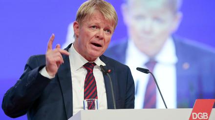 DGB-Chef Reiner Hoffmann erwartet von Kanzlerin Merkel eine bessere Erklärung ihrer Flüchtlingspolitik. 