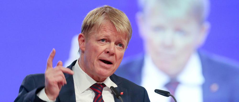 DGB-Chef Reiner Hoffmann erwartet von Kanzlerin Merkel eine bessere Erklärung ihrer Flüchtlingspolitik.