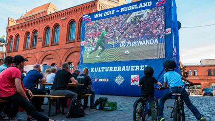 Zuschauer beim Public Viewing in Berlin.