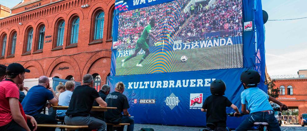 Zuschauer beim Public Viewing in Berlin.