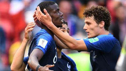 Paul Pogba (l.) jubelt mit seinem Teamkollegen Benjamin Mendy über das Tor zum 2:1. 