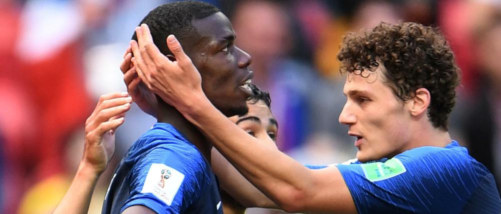 Paul Pogba (l.) jubelt mit seinem Teamkollegen Benjamin Mendy über das Tor zum 2:1. 