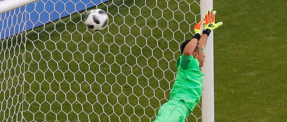 Der Moment der Entscheidung: Torwart Keylor Navas kommt an den Freistoß von Aleksandar Kolarov nicht mehr ran. 