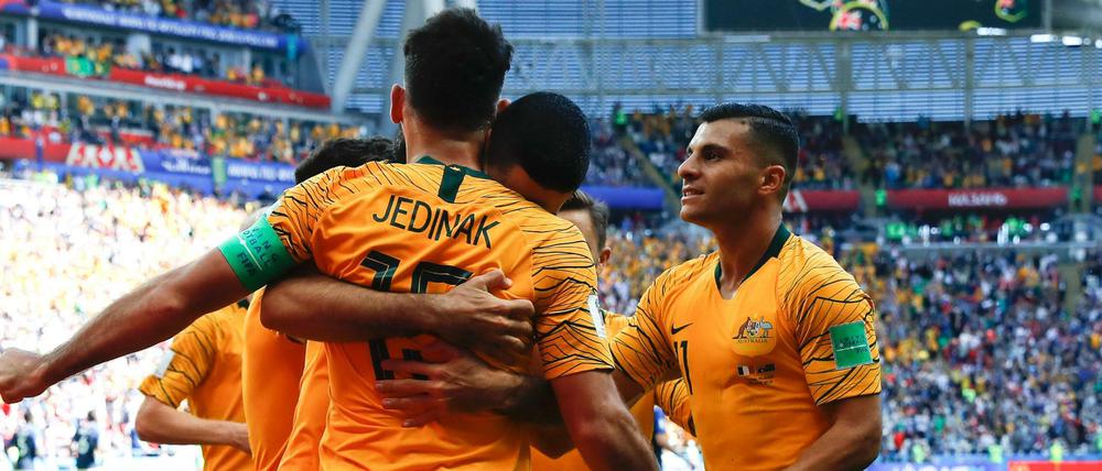 Frankreich - Australien in der Kasan-Arena: Mile Jedinak (M) aus Australien bejubelt sein Tor zum 1:1. Am Ende gewann Frankreich doch mit 2:1.
