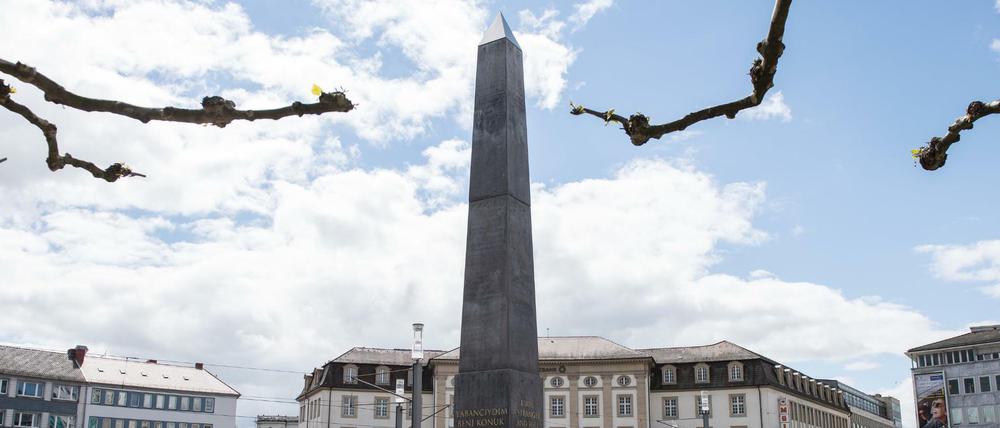 Das Kunstwerk der documenta 14, ein etwa 16 Meter hoher Obelisk von US-Künstler Olu Oguibe steht auf dem Kasseler Königsplatz.