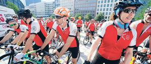 Team in Rot. Mit Schwung und Geklingel starten die Radler am Bahnhof Friedrichsstraße.