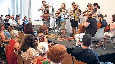 Mitmachmusik: Zum Auftakt der Feier spielten geflüchtete Kinder und Jugendliche aus verschiedenen Unterkünften in Potsdam und Berlin, die durch das Projekt "Mitmachmusik" Instrumentalunterricht erhalten.
