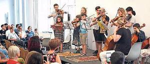 Mitmachmusik: Zum Auftakt der Feier spielten geflüchtete Kinder und Jugendliche aus verschiedenen Unterkünften in Potsdam und Berlin, die durch das Projekt "Mitmachmusik" Instrumentalunterricht erhalten.