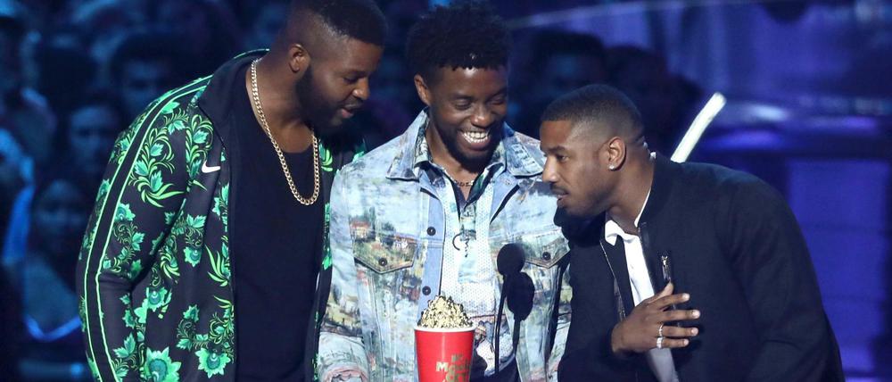 Winston Duke (l-r), Chadwick Boseman und Michael B. Jordan nehmen den Award für den besten Film für "Black Panther" entgegen.