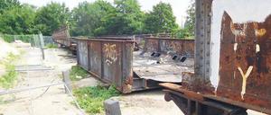 Seit zweieinhalb Jahren liegen die denkmalgeschützten Brücken ungeschützt im Gleisdreieckpark. Der Zaun um sie herum ist teilweise umgestoßen.