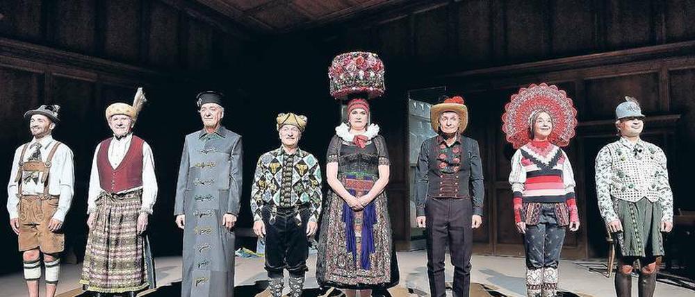 Gruppenbild mit Schwarzwaldmädel. Christoph Marthalers Liedrevue „Tiefer Schweb“ gehörte zu den raren Höhepunkten der Festwochen. 