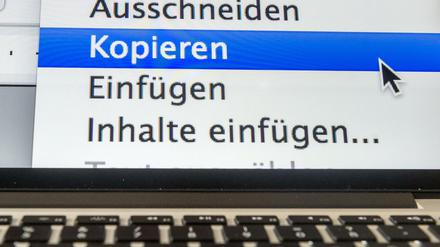 "Kopieren" steht auf dem Monitor eines Laptops. 