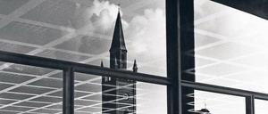 Stadtreflexion.Die Matthäuskirche auf dem Kulturforum spiegelt sich in der Neuen Nationalgalerie.