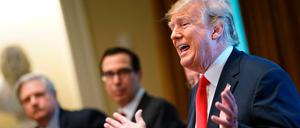 US-Präsident Trump hat angekündigt, die umstrittene Trennung von Migranten und ihren Kindern an der Grenze zu Mexiko beenden zu wollen.