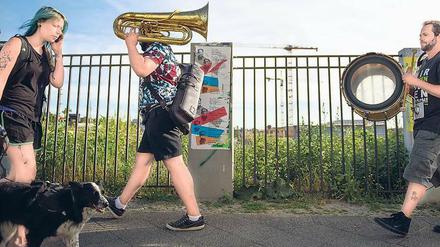 Musiker:innen mit Insturmenten auf dem Weg zur Fete de la Musique.
