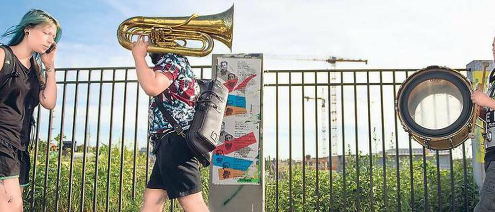 Musiker:innen mit Insturmenten auf dem Weg zur Fete de la Musique.