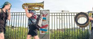 Musiker:innen mit Insturmenten auf dem Weg zur Fete de la Musique.